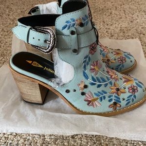 Jolimall size 7 heel.